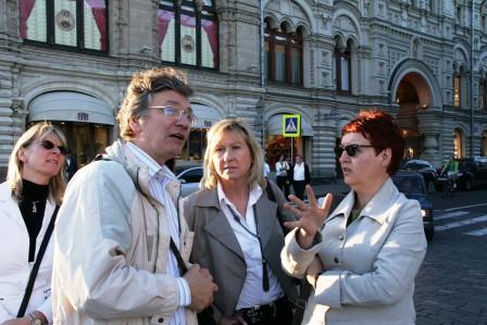 A. Wohmann, A. Zetterström, A. Bostelmann im Gespräch mit einem Stadtführer in Moskau